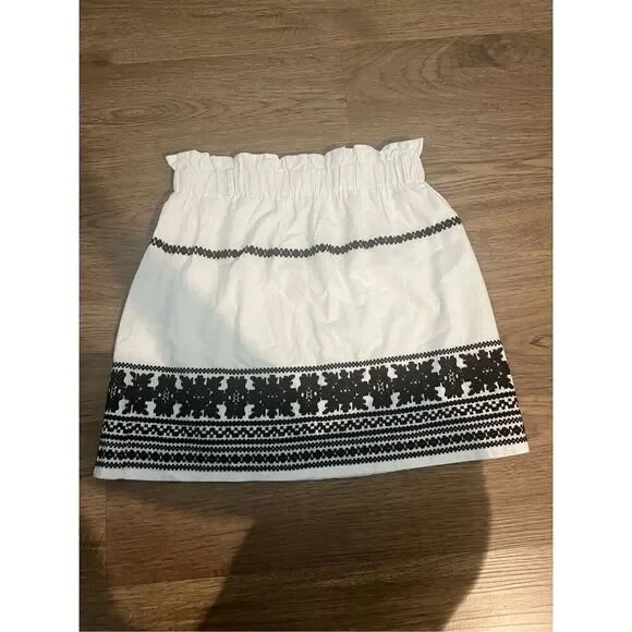 J. Marie White Mini Skirt with Black Embroidery Size S - Picture 4 of 9